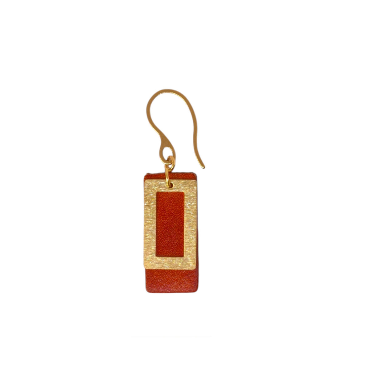 Boucle d'oreille rectangulaire en cuir teinté cognac, finition lisse et pendant brossé doré, vue de face, suspendue à une boucle dorée, fond blanc