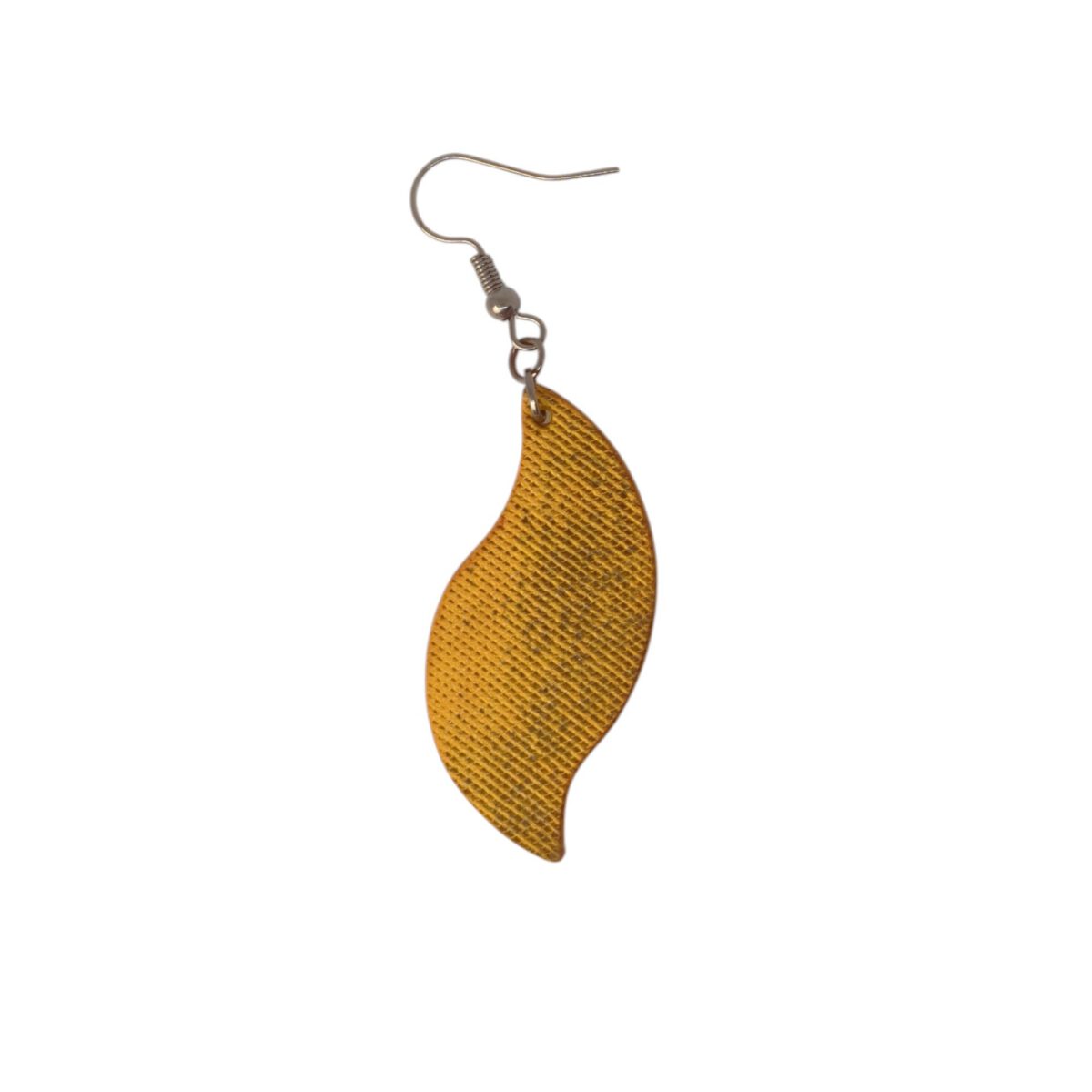 Boucle d'oreille forme feuille asymétrique en cuir teinté jaune, texturage lime fine vieillie, vue de face, suspendue à une boucle gun métal, fond blanc