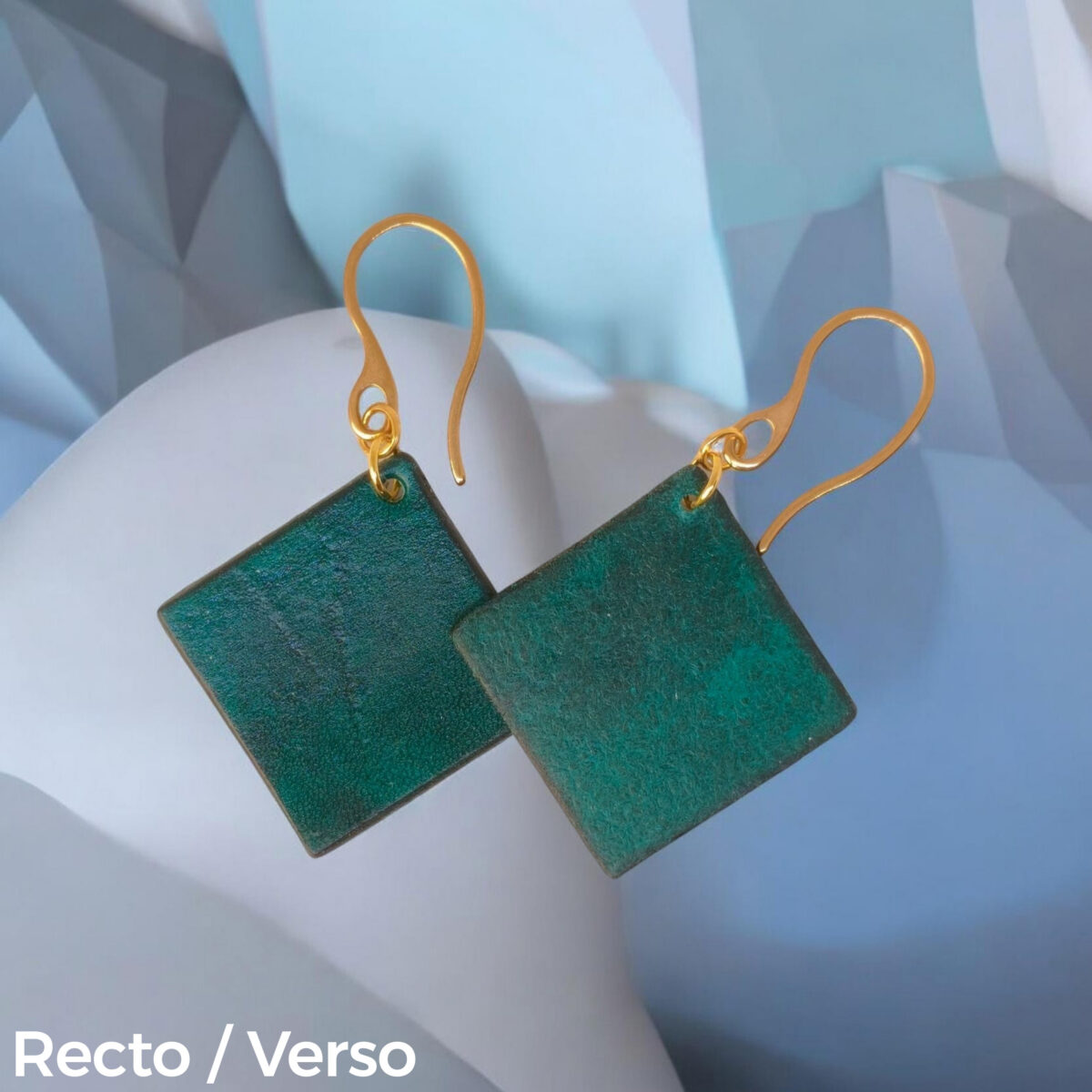 Boucles d'oreilles carrées en cuir teinté vert d'eau, finition lisse, vues recto - verso se chevauchant, suspendues à des boucles dorées