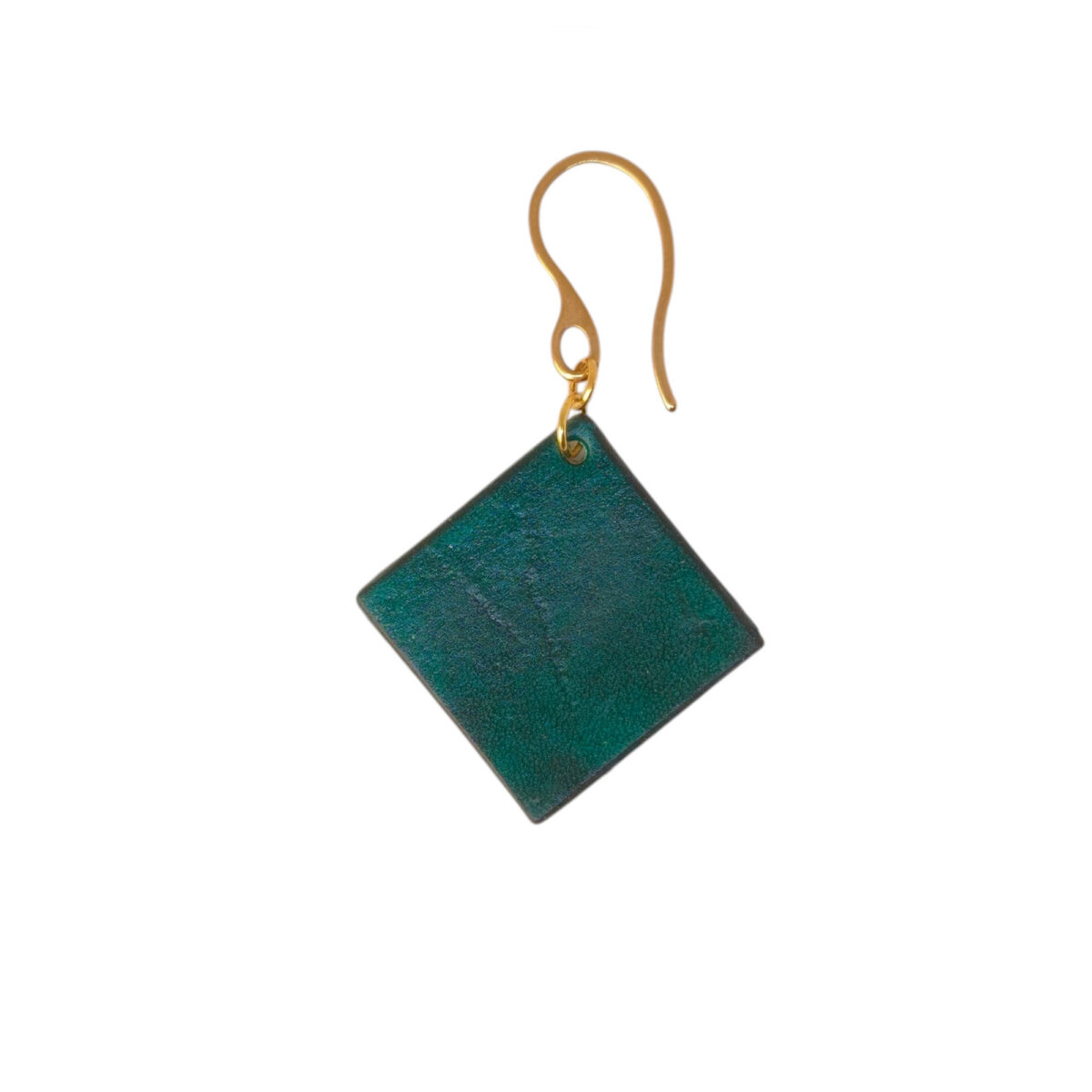 Boucle d'oreille carrée en cuir teinté vert d'eau, finition lisse, vue de face, suspendue à une boucle dorée, fond blanc