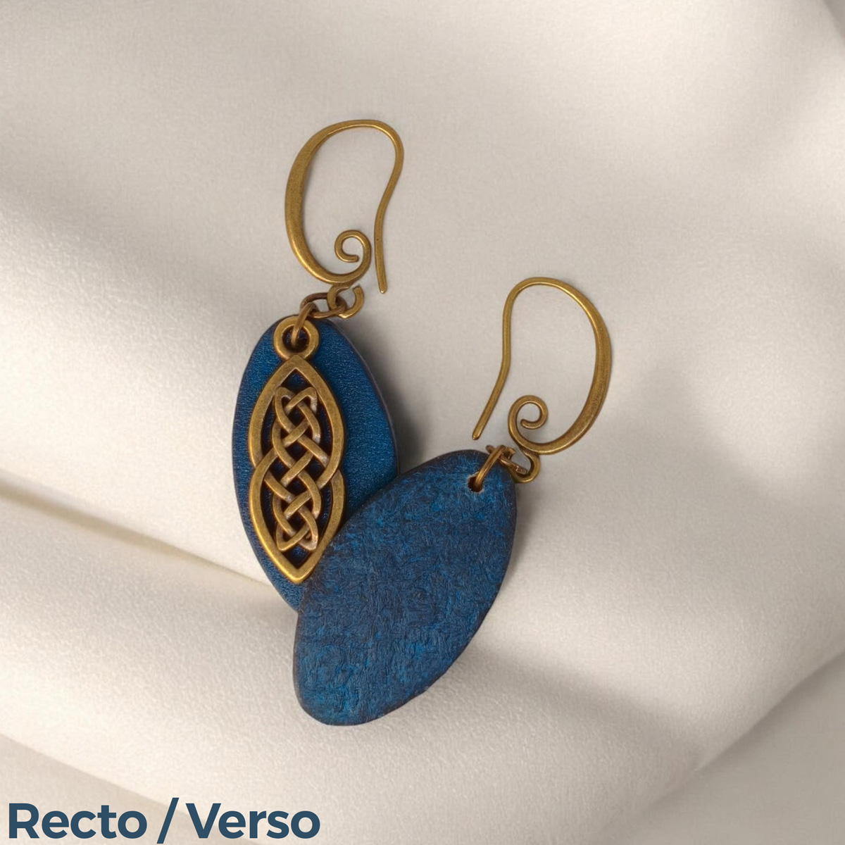 Boucles d'oreilles ovales en cuir teinté bleu, finition lisse et pendant celtique, vues recto - verso se chevauchant, suspendues à des boucles couleur bronze