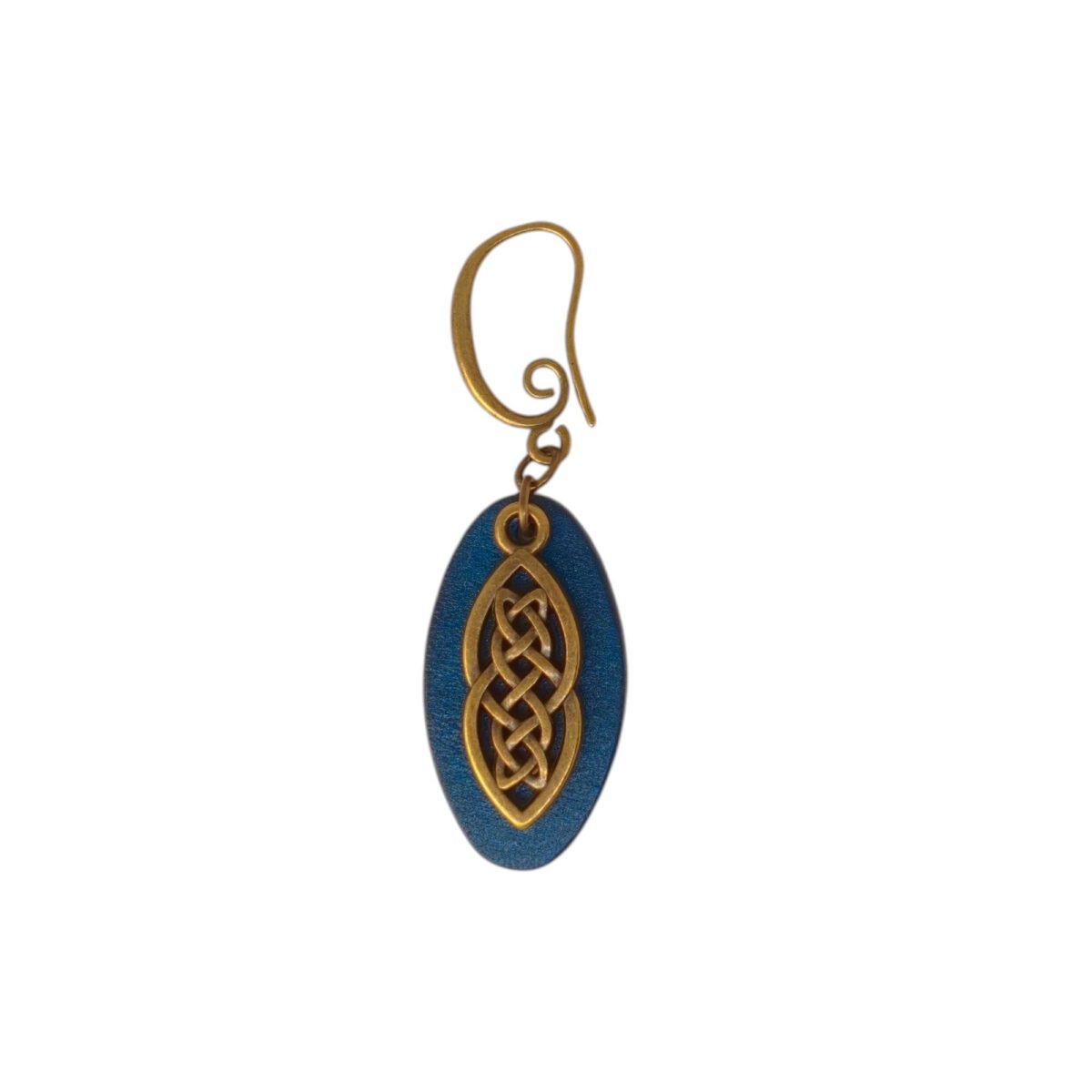 Boucle d'oreille ovale en cuir teinté bleu, finition lisse et pendant celtique, vue de face, suspendue à une boucle couleur bronze, fond blanc