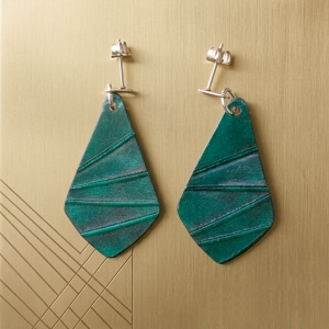 Boucles d'oreilles forme larme en cuir teinture vert d'eau, finition galet, vues de face, suspendues à des boucles argentées sur fond métal