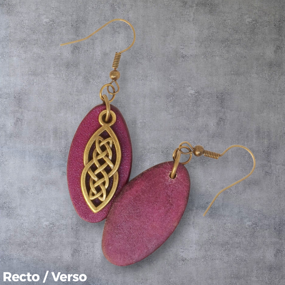 Boucles d'oreilles ovales en cuir teinté violet, finition lisse et pendant celtique, vues recto - verso, suspendues à des boucles couleur bronze sur fond gris