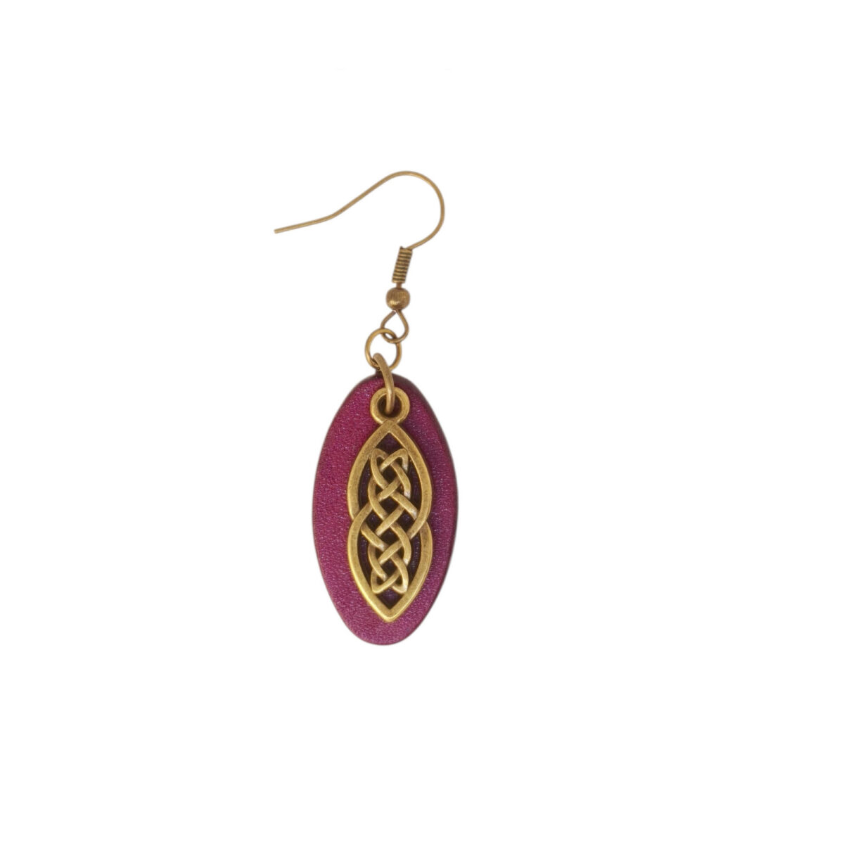 Boucle d'oreille ovale en cuir teinté violet, finition lisse et pendant celtique, vue de face, suspendue à une boucle couleur bronze, fond blanc