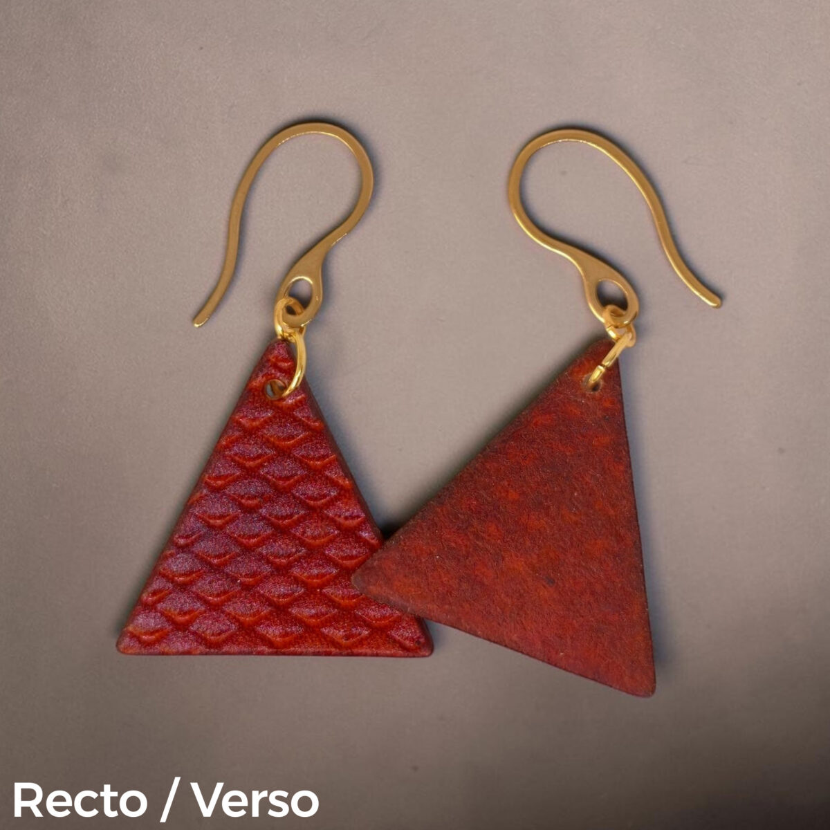 Boucles d'oreilles forme triangulaire en cuir teinture cognac, texturage poisson fin, vues recto - verso se chevauchant, suspendues à des boucles dorées