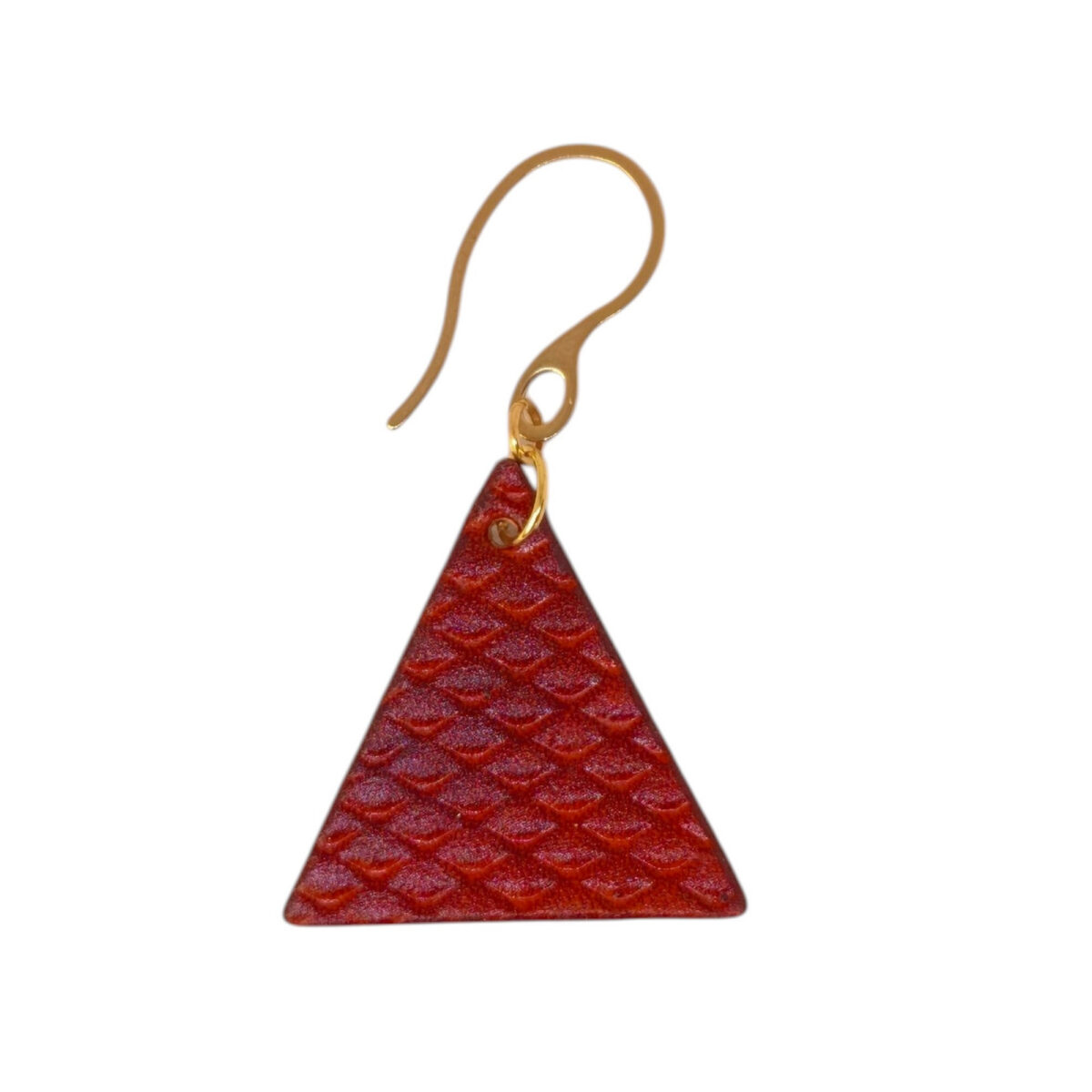 Boucle d'oreille forme triangulaire en cuir teinture cognac, texturage poisson fin, vue de face, suspendue à une boucle dorée, fond blanc