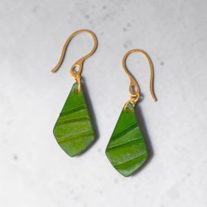 Boucles d'oreilles forme larme en cuir teinture vert forêt, taille réduite, finition galet, vues de face, suspendues à des boucles dorées sur fond gris