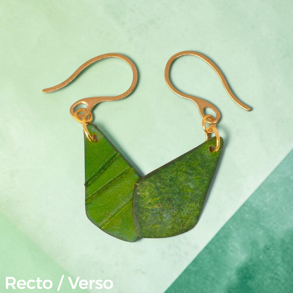 Boucles d'oreilles forme larme en cuir teinture vert forêt, taille réduite, finition galet, vues recto - verso se chevauchant suspendues à des boucles dorées