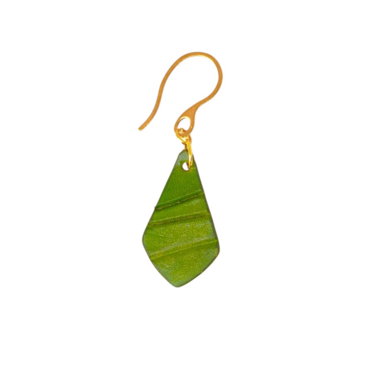 Boucle d'oreille forme larme en cuir teinture vert forêt, taille réduite, finition galet, vue de face, suspendue à une boucle dorée, fond blanc