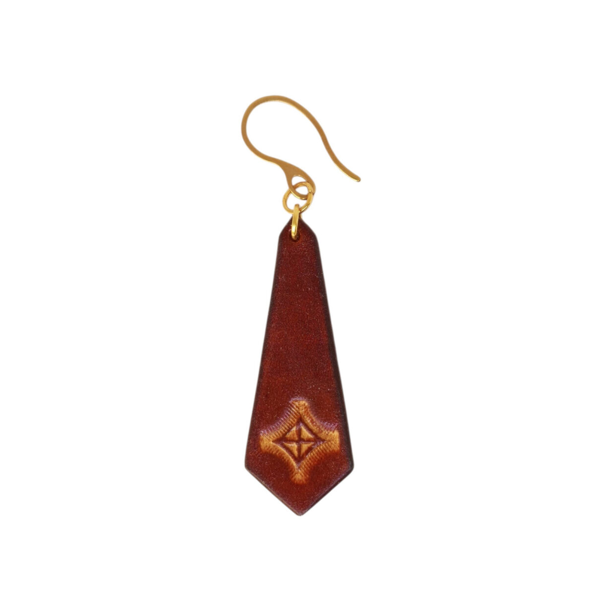 Boucle d'oreille cravate en cuir teinte cognac, estampage croix teintée jaune, vue de face, suspendue à une boucle dorée, fond blanc