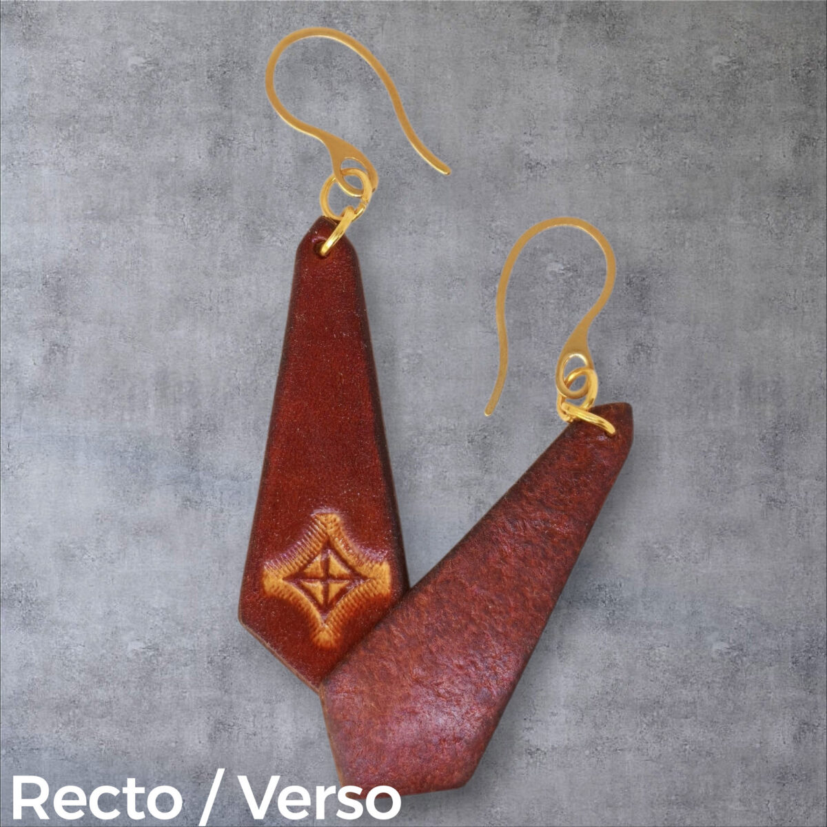Boucles d'oreilles cravates en cuir teinte cognac, estampage croix teintée jaune, vues recto - verso se chevauchant, suspendues à des boucles dorées sur fond gris