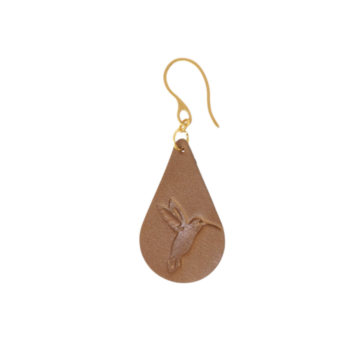 Boucle d'oreille forme goutte d'eau en cuir marron, estampage colibri, vue de face, suspendue à une boucle dorée, fond blanc