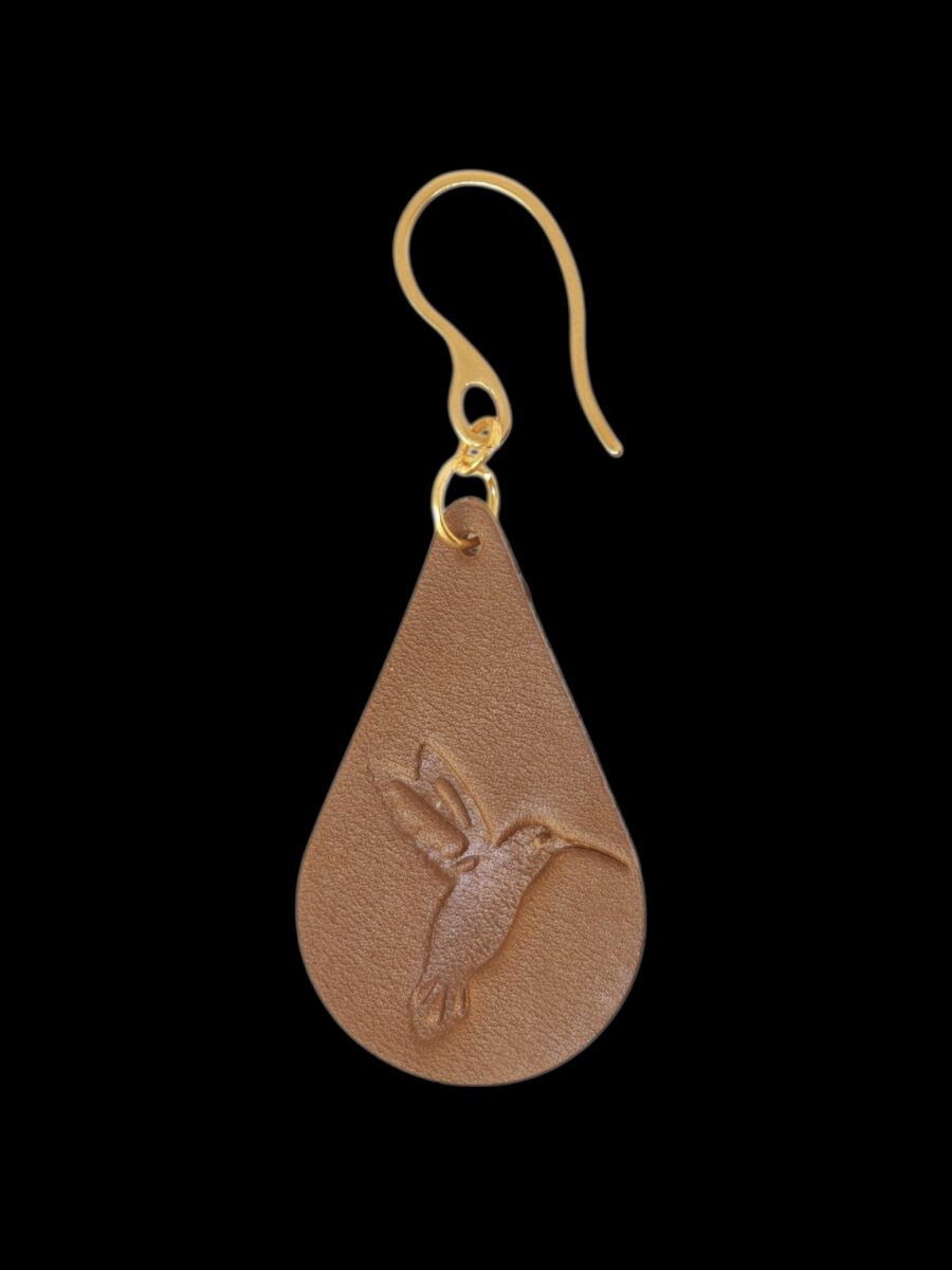 Boucle d'oreille forme goutte d'eau en cuir marron, estampage colibri, vue de face, suspendue à une boucle dorée, fond noir