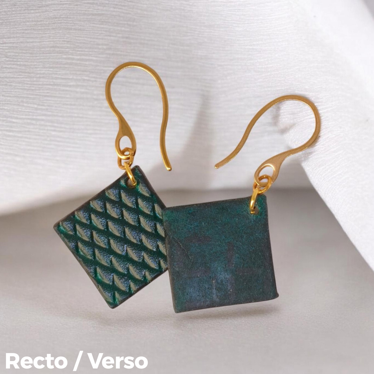 Boucles d'oreilles carrées en cuir teinté vert d'eau, texturage poisson, vues recto - verso se chevauchant, suspendues à des boucles dorées