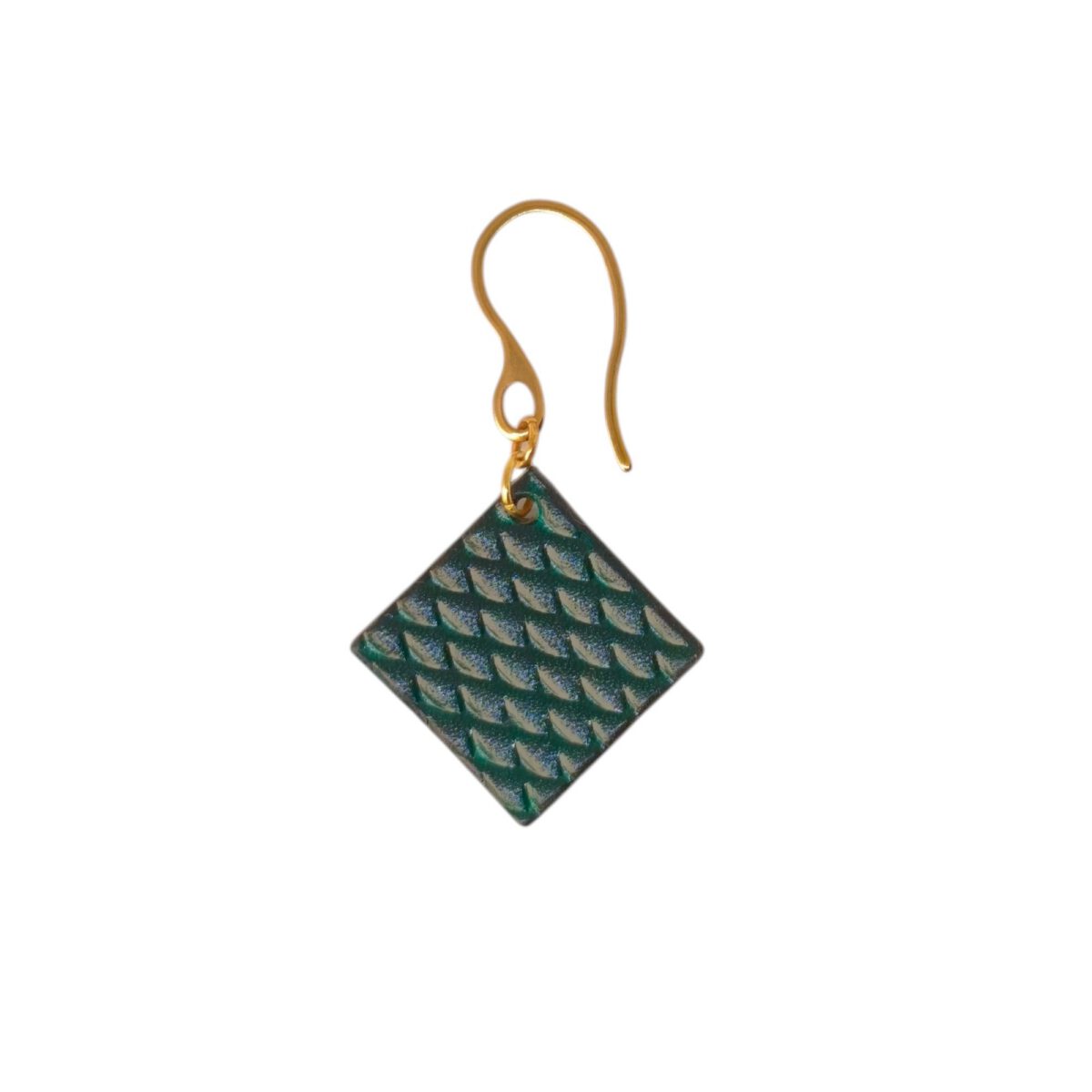 Boucle d'oreille carrée en cuir teinté vert d'eau, texturage poisson, vue de face, suspendue à une boucle dorée, fond blanc