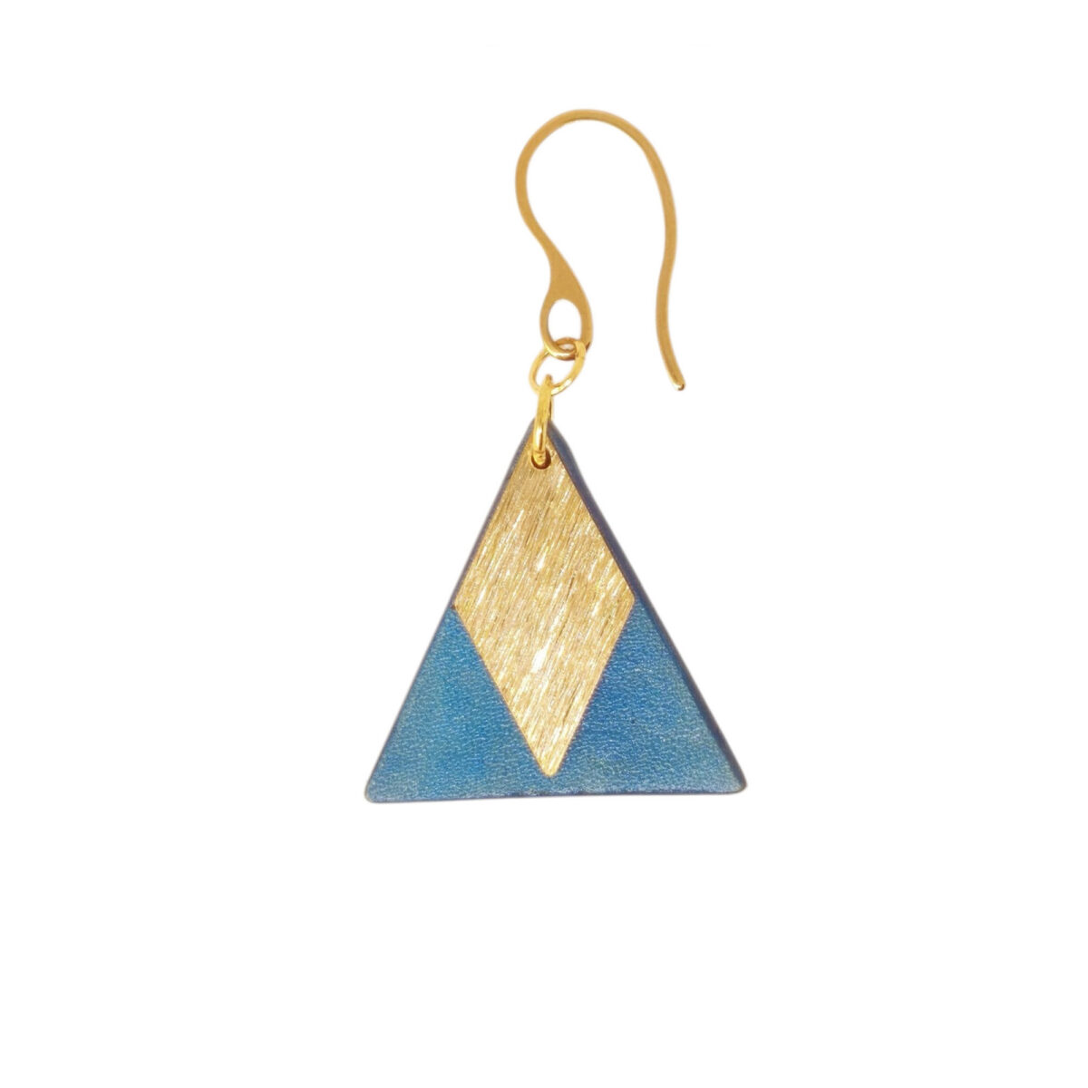 Boucle d'oreille forme triangulaire en cuir teinture bleue, finition lisse et pendant losange doré brossé, vue de face, suspendue à une boucle dorée, fond blanc