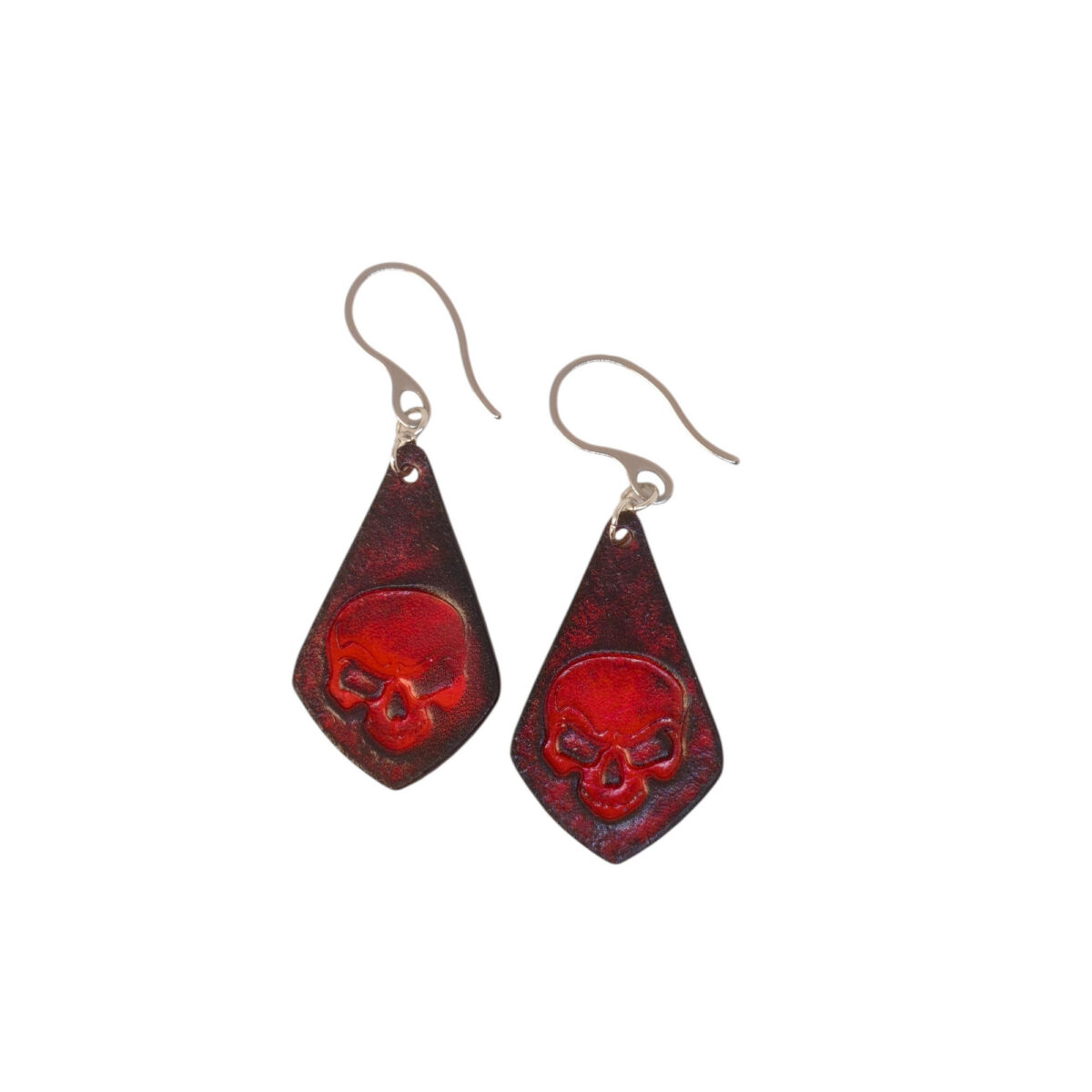 Boucles d'oreilles forme larme en cuir teinture rouge et noire, estampage tête de mort, vues de face, suspendues à des boucles argentées, fond blanc