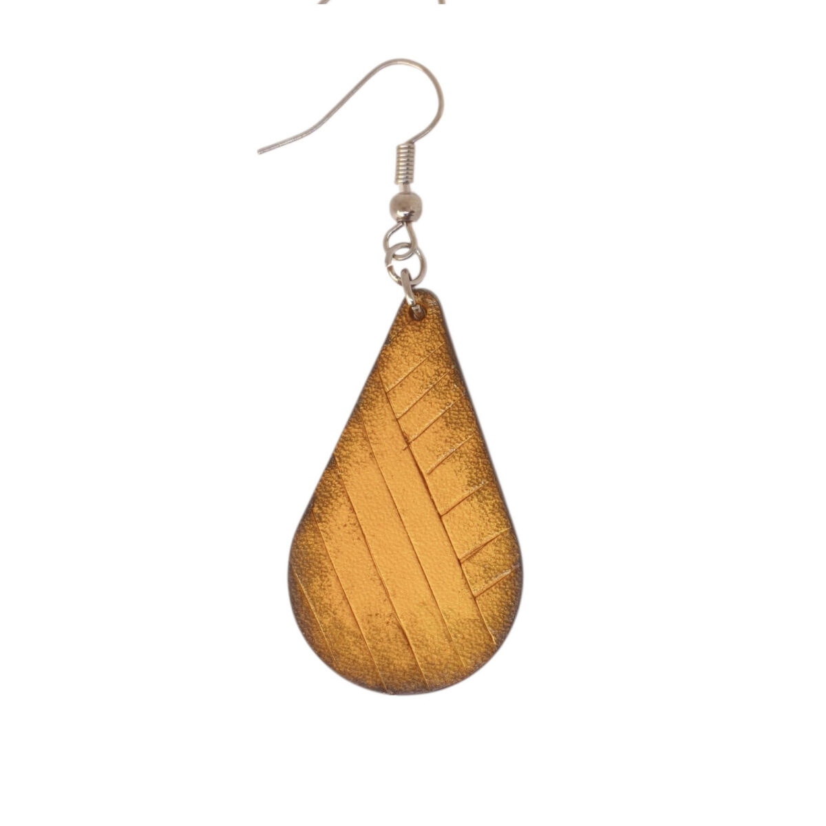 Boucle d'oreille forme goutte d'eau en cuir teinture jaune dégradée, finition griffée, vue de face, suspendue à une boucle argentée, fond blanc