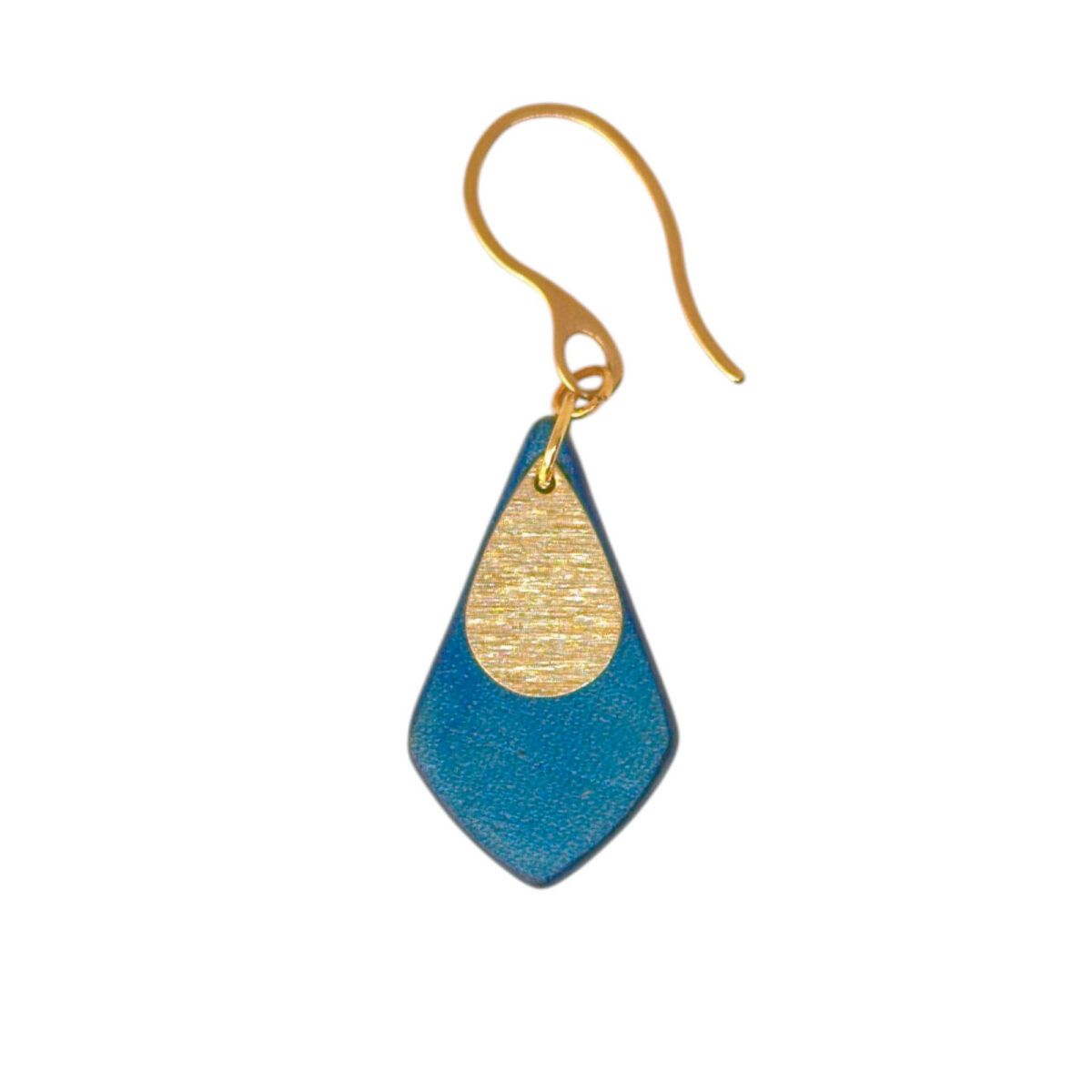 Boucle d'oreille forme larme en cuir teinture bleue, finition lisse et pendant doré brossé, vue de face, suspendue à une boucle dorée, fond blanc