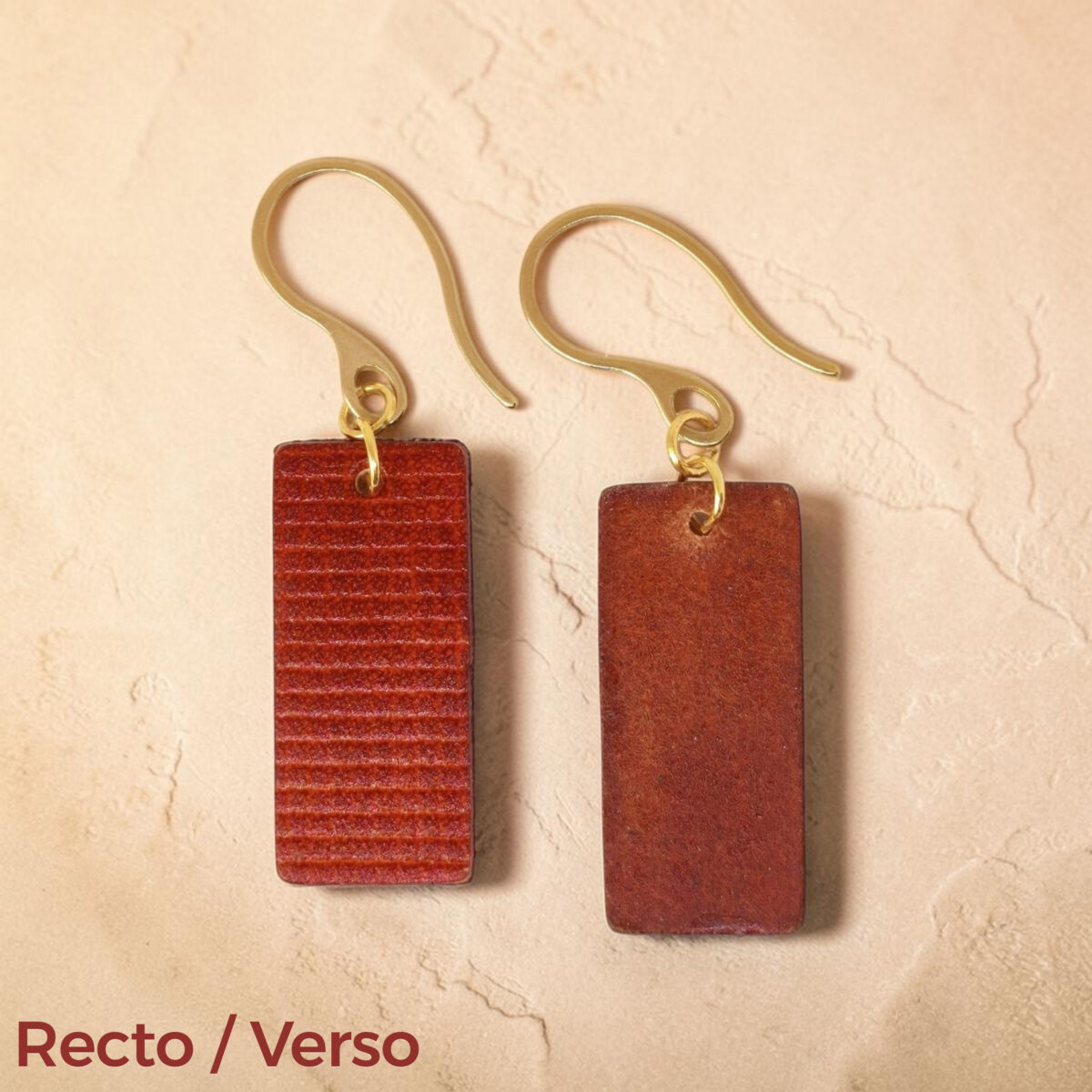 Boucles d'oreilles rectangulaires en cuir teinté cognac, texturage quadrillé, vues recto - verso, suspendues à des boucles dorées