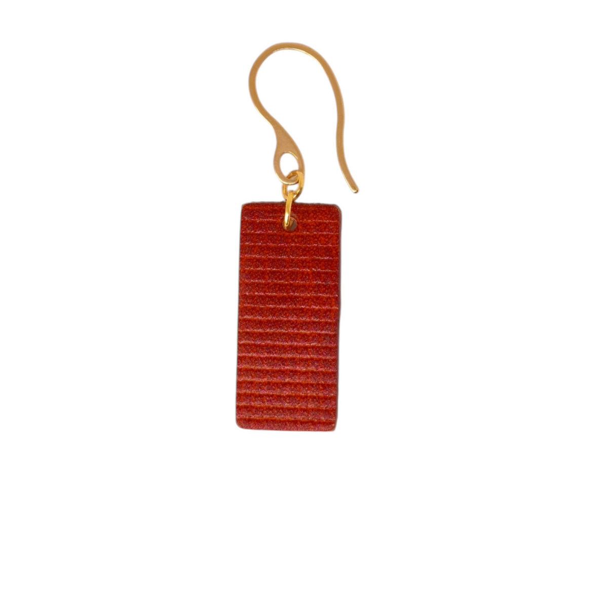 Boucle d'oreille rectangulaire en cuir teinté cognac, texturage quadrillé, vue de face, suspendue à une boucle dorée, fond blanc