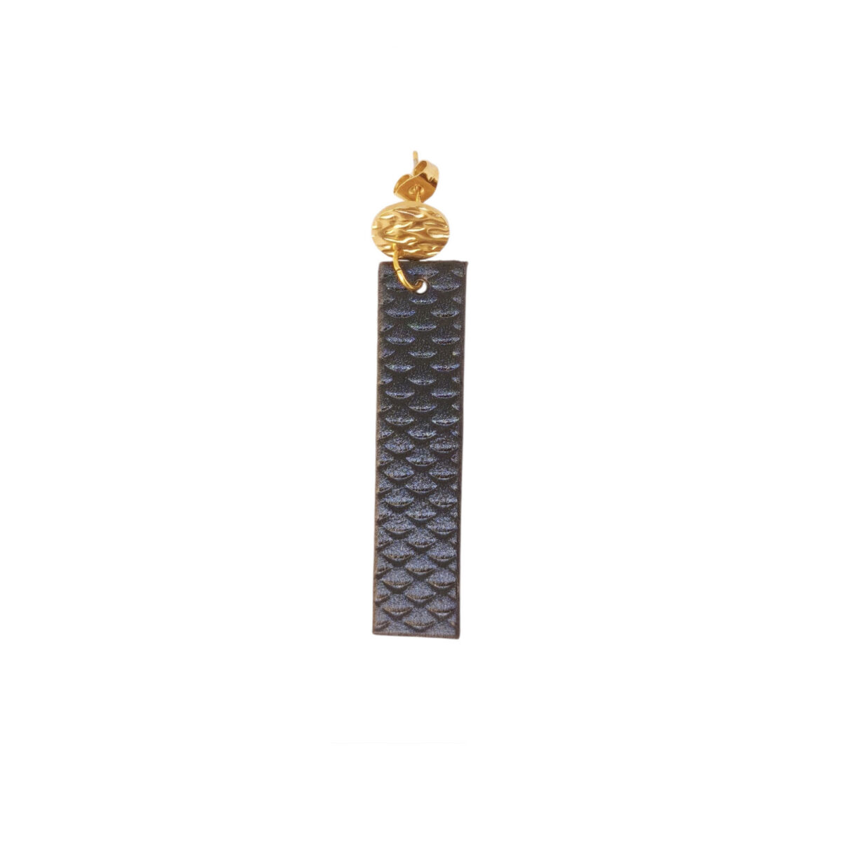 Boucle d'oreille rectangulaire en cuir teinté noir charbon, texturage poisson, vue de face, suspendue à une boucle dorée ronde, fond blanc