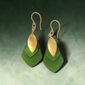 Boucles d'oreilles forme larme doublée en cuir teinture vert forêt, finition lisse et pendant poisson doré brossé, vues de face, suspendues à des boucles dorées sur dégradé