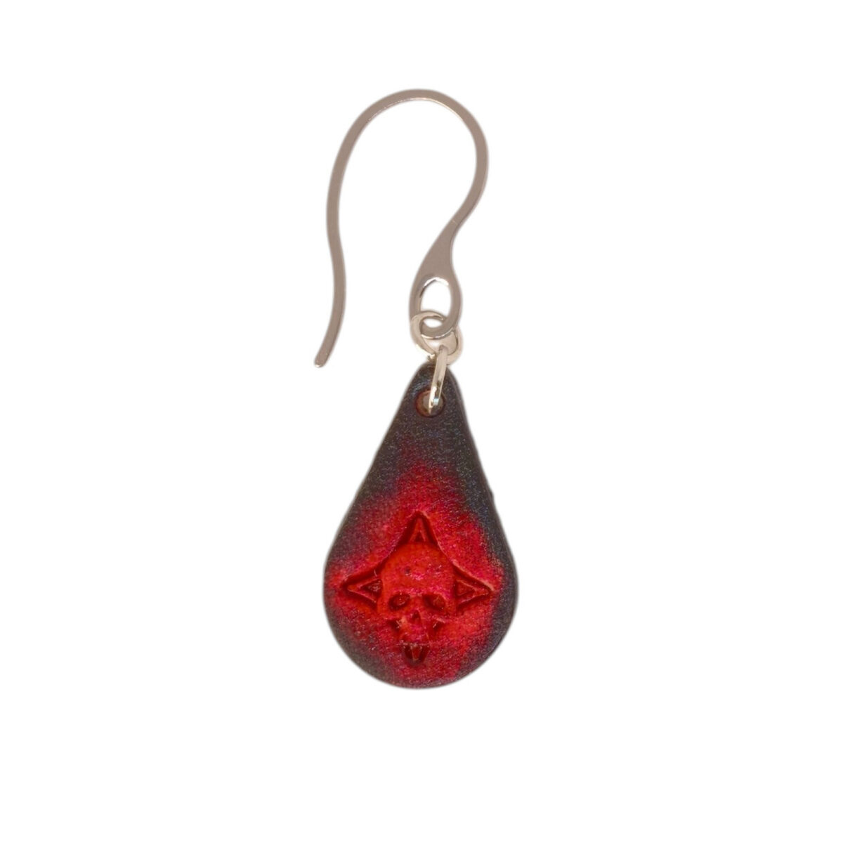 Boucle d'oreille forme goutte d'eau en cuir teinture noire, estampage tête de mort teinté en rouge, vue de face, suspendue à une boucle argentée, fond blanc
