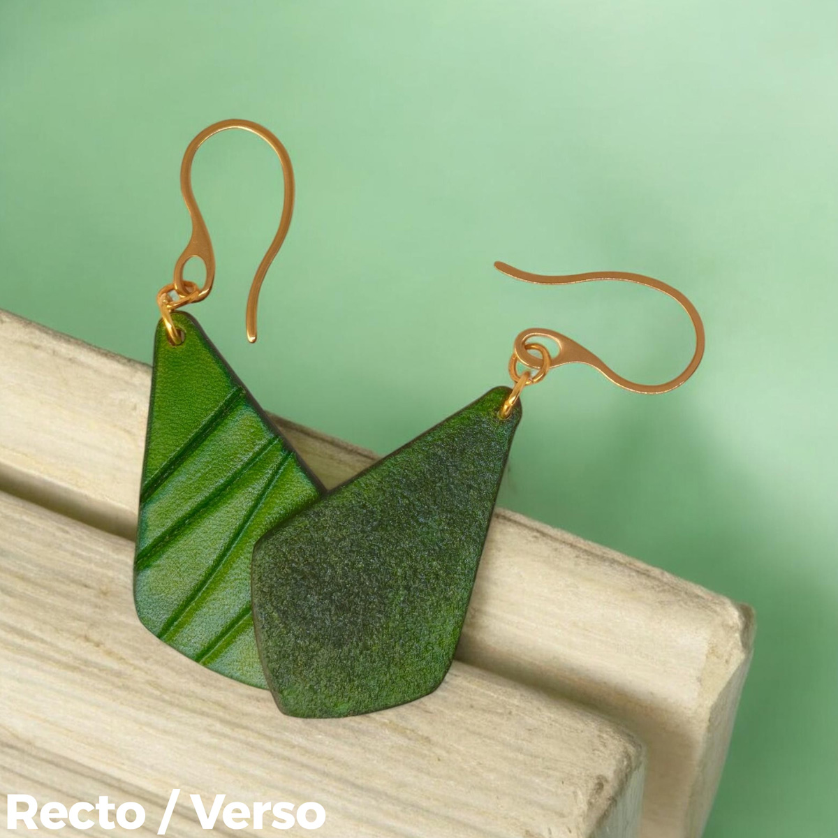 Boucles d'oreilles forme larme en cuir teinture vert forêt, finition galet, vues recto - verso se chevauchant, suspendues à des boucles dorées