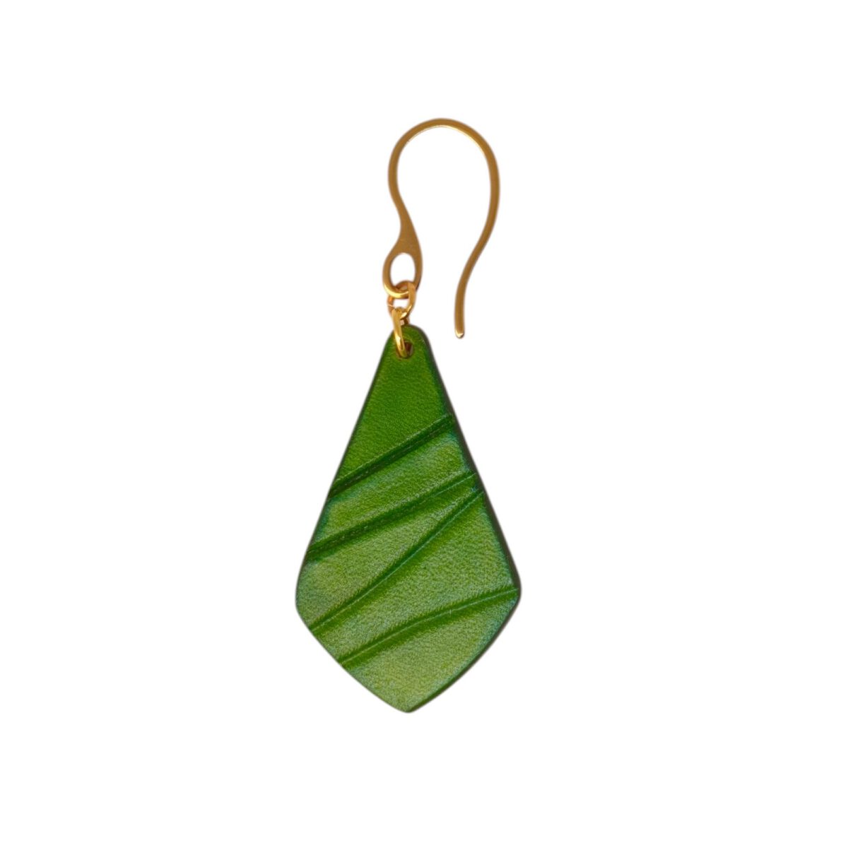 Boucle d'oreille forme larme en cuir teinture vert forêt, finition galet, vue de face, suspendue à une boucle dorée, fond blanc
