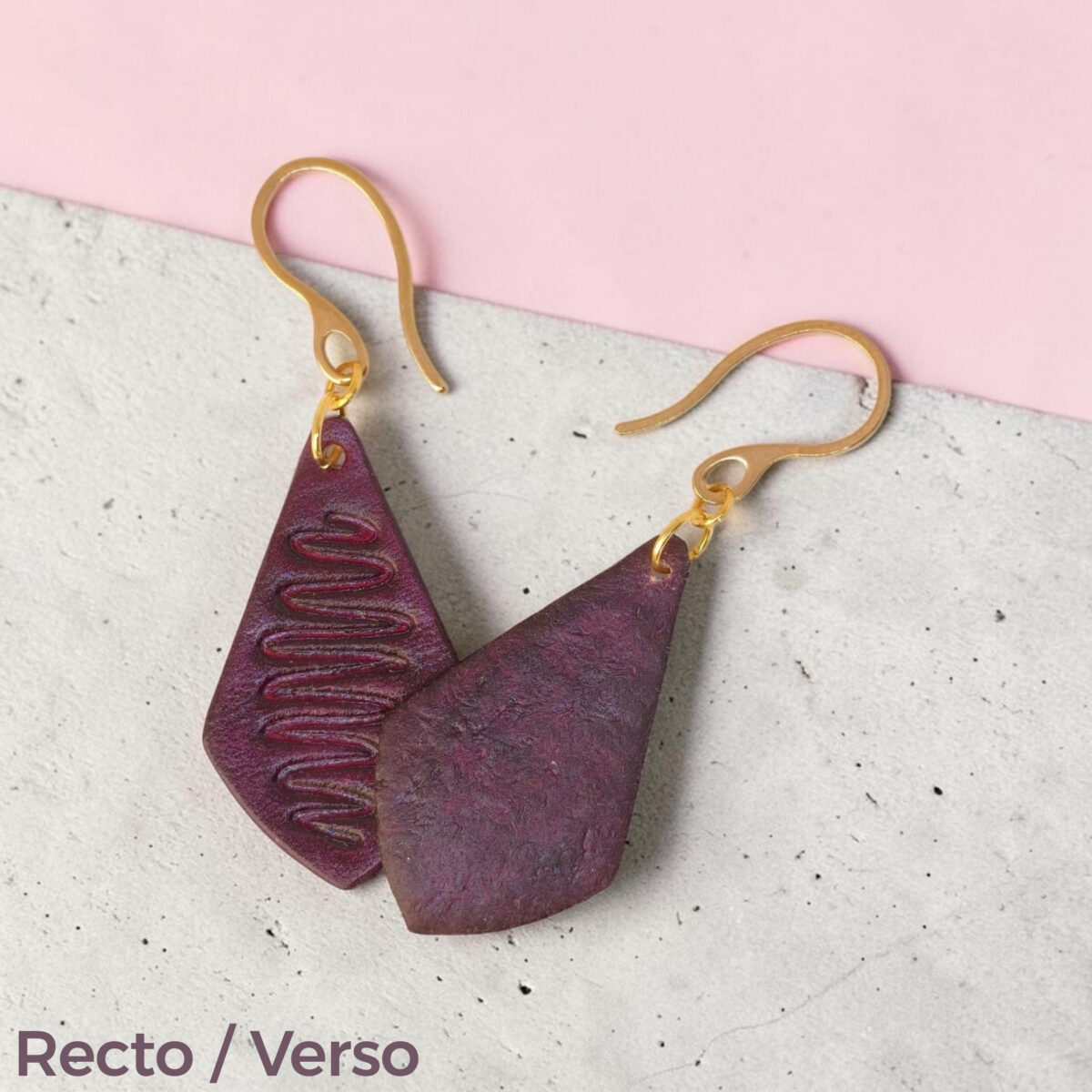 Boucles d'oreilles forme larme en cuir teinture violette, estampage "Lombard Street", vues recto - verso se chevauchant, suspendues à des boucles dorées