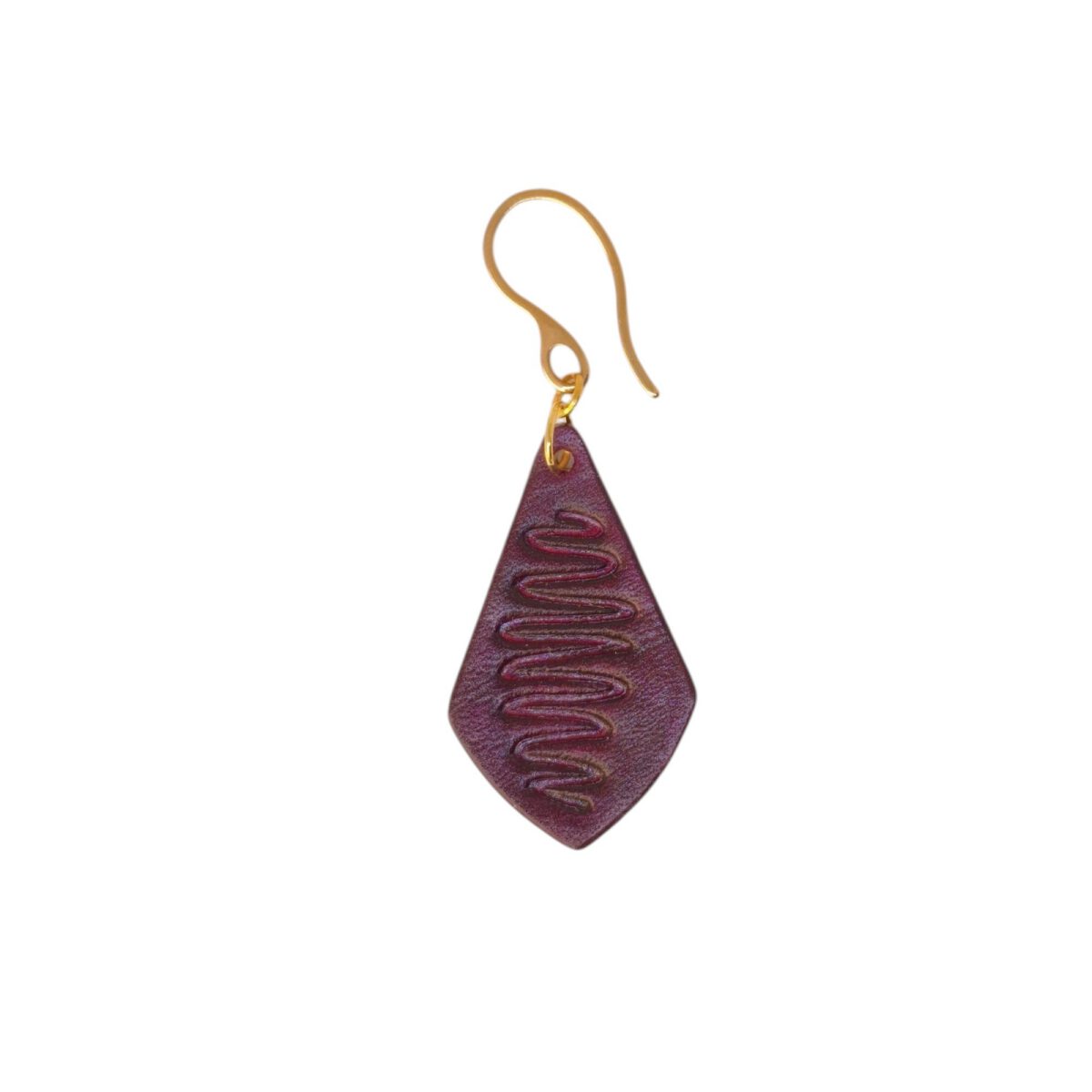 Boucle d'oreille forme larme en cuir teinture violette, estampage "Lombard Street", vue de face, suspendue à une boucle dorée, fond blanc
