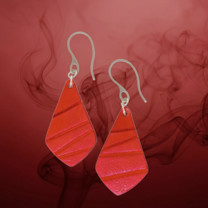 Boucles d'oreilles forme larme en cuir teinture rouge écarlate, finition galet, vues de face, suspendues à des boucles argentées sur fond dégradé