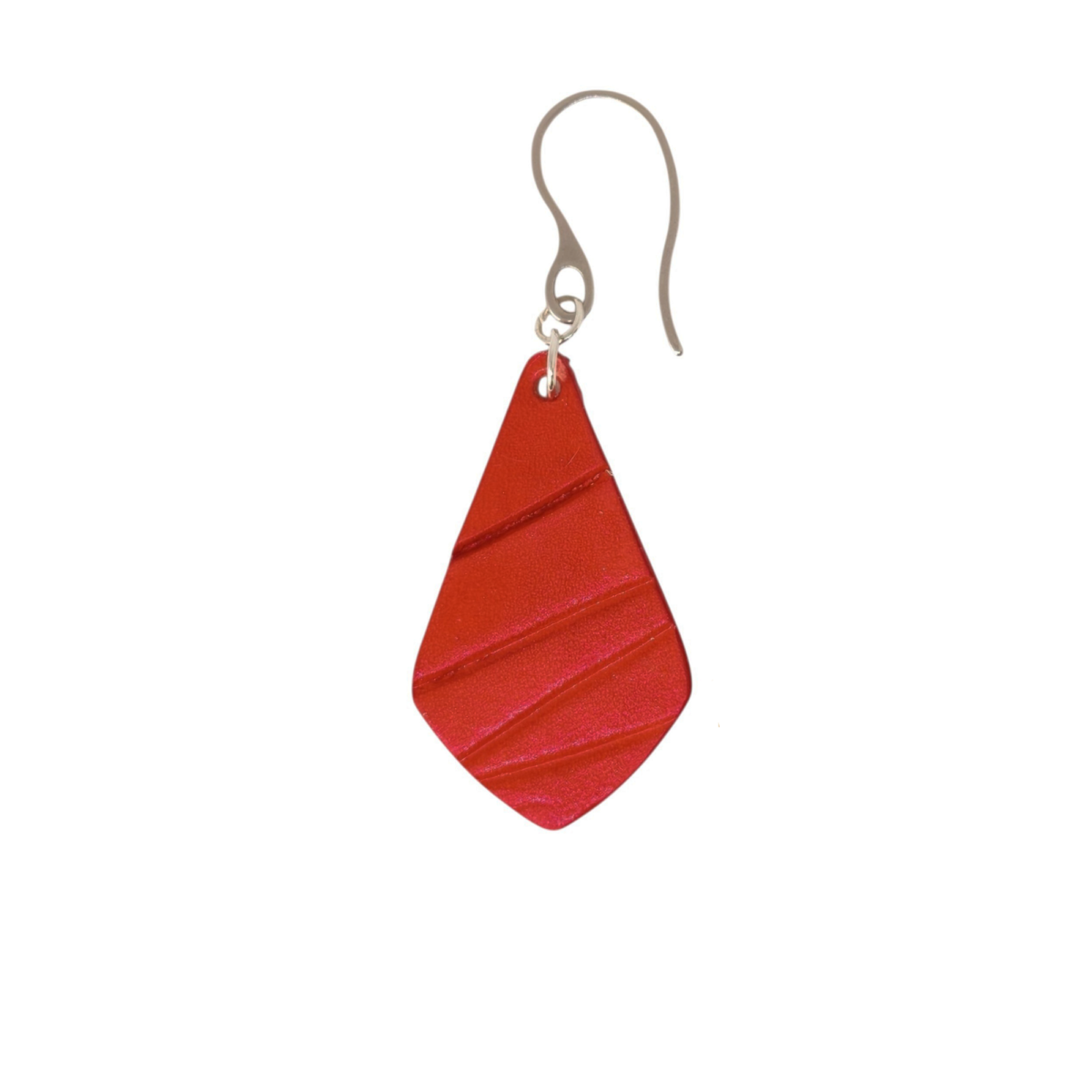 Boucle d'oreille forme larme en cuir teinture rouge écarlate, finition galet, vue de face, suspendue à une boucle argentée, fond blanc