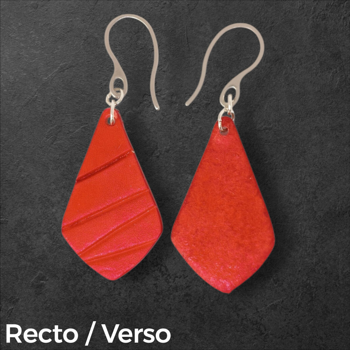 Boucles d'oreilles forme larme en cuir teinture rouge écarlate, finition galet, vues recto - verso, suspendues à des boucles argentées