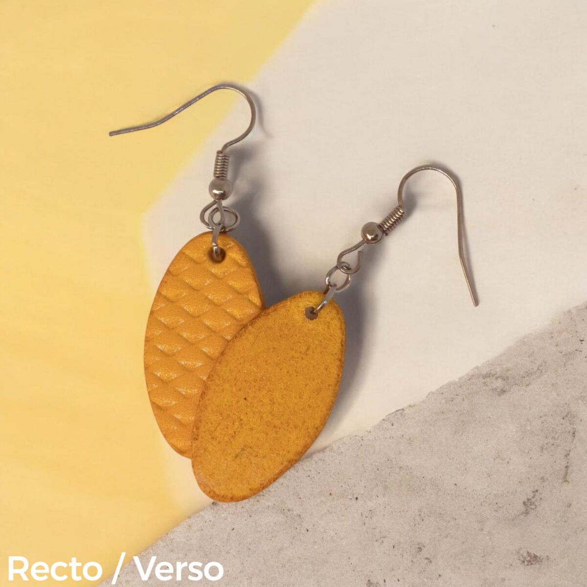 Boucles d'oreilles ovales en cuir teinte jaune, texturage poisson fin, vues recto - verso se chevaychant, suspendues à des boucles argentées