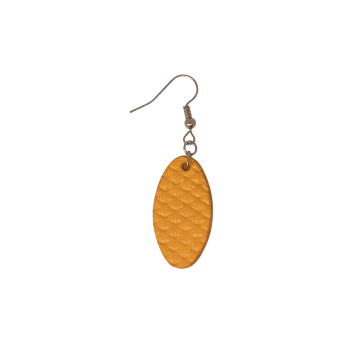 Boucle d'oreille ovale en cuir teinte jaune, texturage poisson fin, vue de face, suspendue à une boucle argentée, sur fond blanc