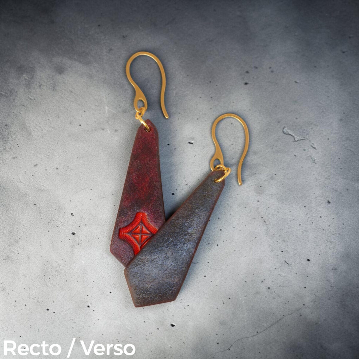 Boucles d'oreilles en cuir teinte acajou, estampage croix teinte rouge, vues recto - verso se chevauchant, suspendues à des boucles dorées