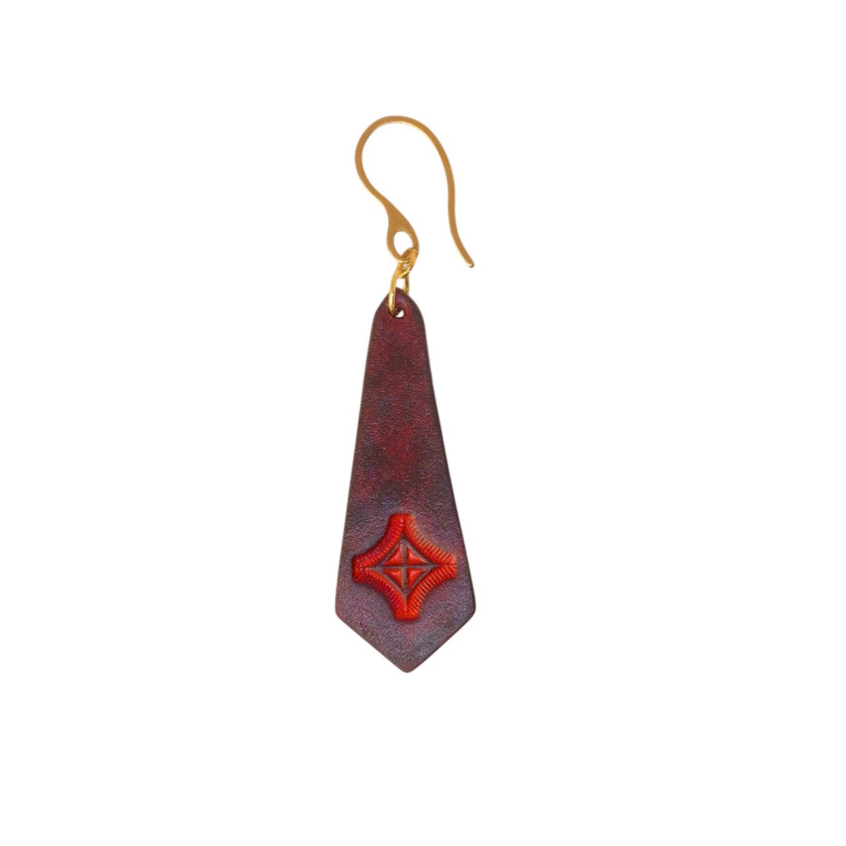 Boucle d'oreille en cuir teinte acajou, estampage croix rouge, vue de face, suspendue à une boucle dorée, fond blanc