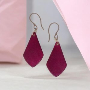Boucles d'oreilles forme larme en cuir teinture violette, finition lisse, vues de face, suspendues à des boucles argentées, fond design