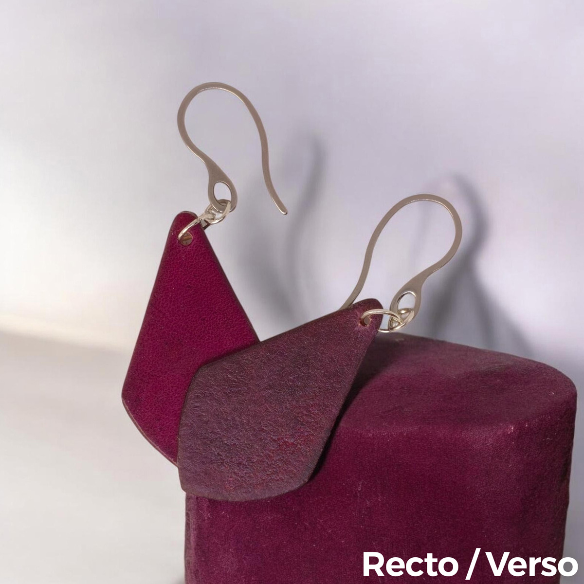 Boucles d'oreilles forme larme en cuir teinture violette, finition lisse, vues recto - verso se chevauchant, suspendues à des boucles argentées