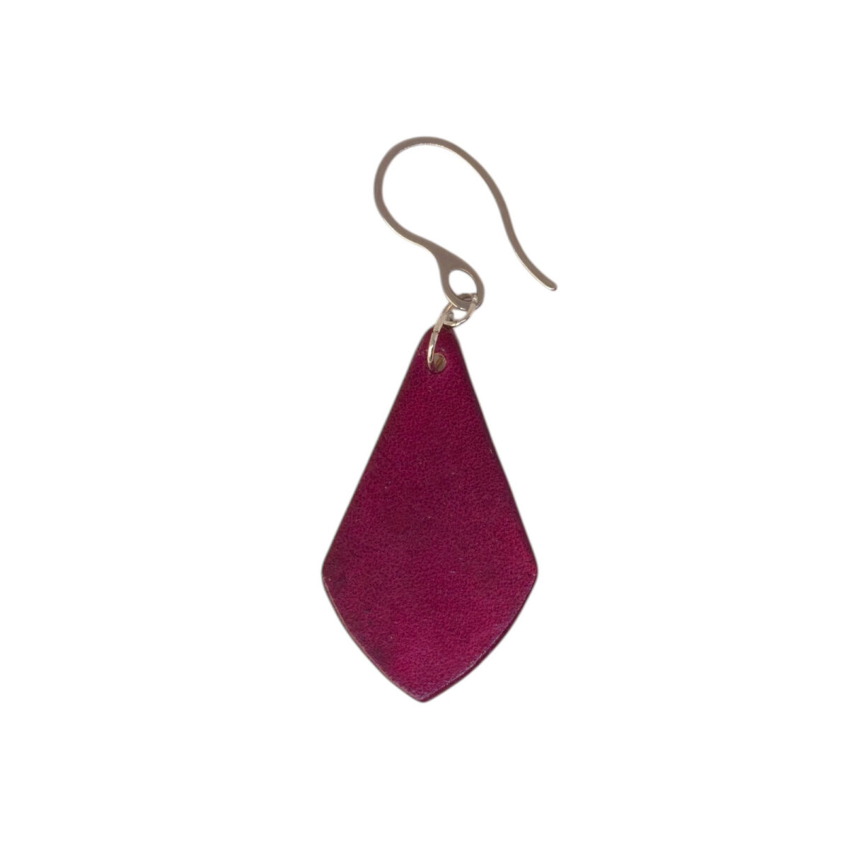 Boucle d'oreille forme larme en cuir teinture violette, finition lisse, vue de face, suspendue à une boucle argentée, fond blanc