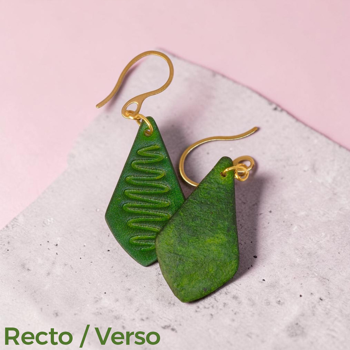 Boucles d'oreilles forme larme en cuir teinture vert forêt, estampage "Lombard Street", vues recto - verso se chevauchant, suspendues à des boucles dorées sur