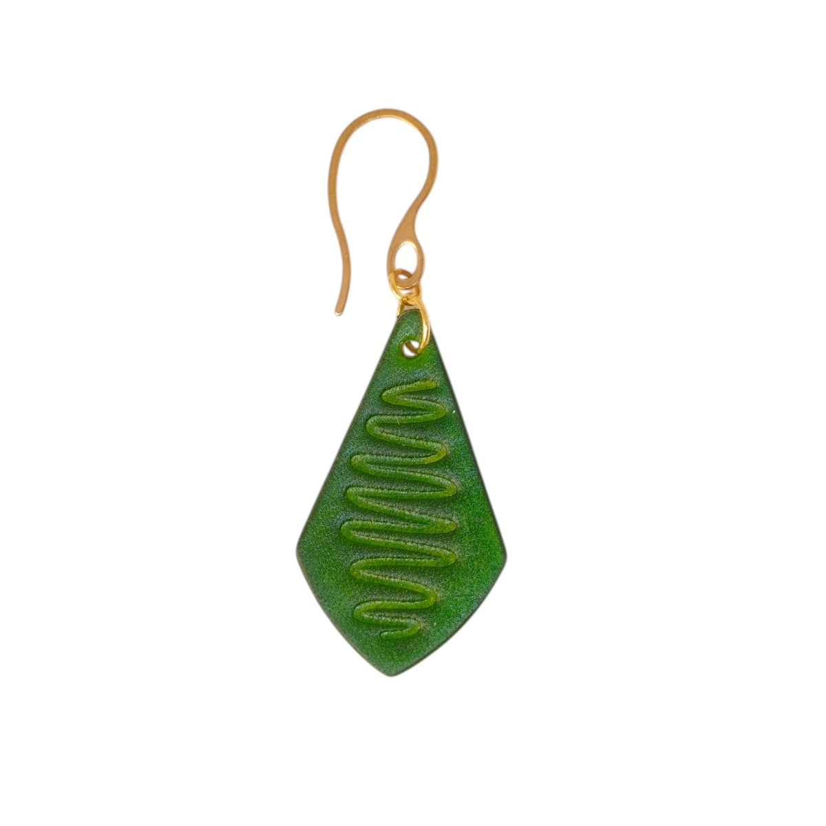 Boucle d'oreille forme larme en cuir teinture vert forêt, estampage "Lombard Street", vue de face, suspendue à une boucle dorée sur fond blanc