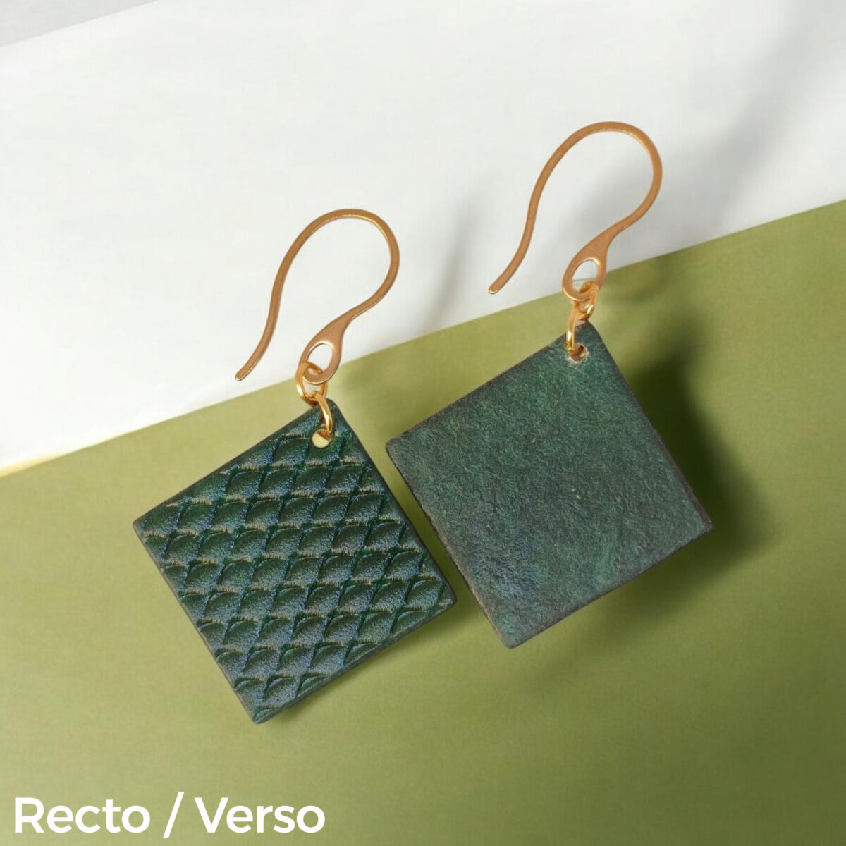 Boucles d'oreilles carrées en cuir teinté vert foncé, texturage poisson, vues recto - verso se chevauchant, suspendues à des boucles dorées