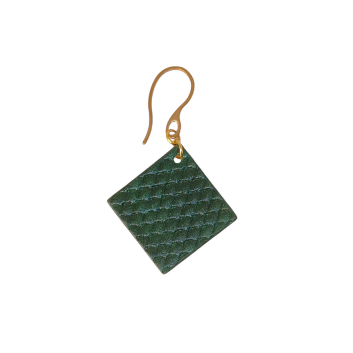 Boucle d'oreille carrée en cuir teinté vert foncé, texturage poisson, vue de face, suspendue à une boucle dorée, fond blanc