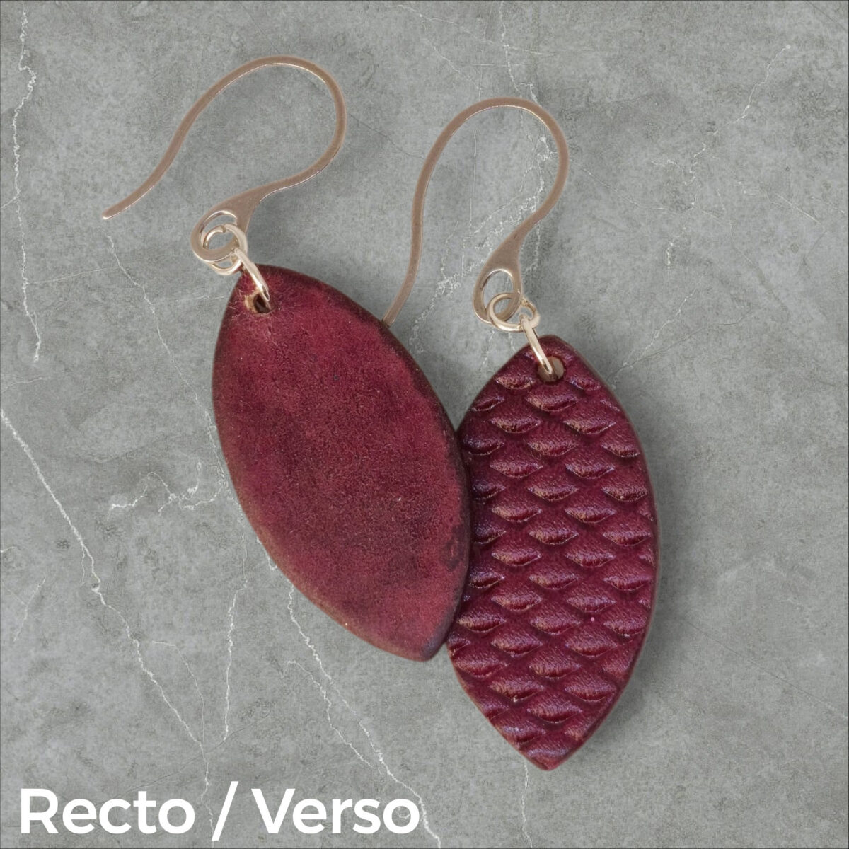 Boucles d'oreilles forme poisson en cuir teinture violet, texturage poisson fin, vues recto - verso se chevauchant, suspendues à des boucles argentées