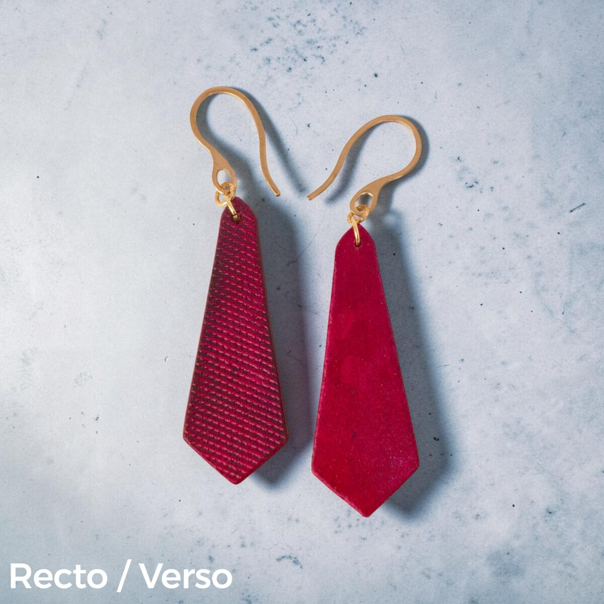 Boucles d'oreilles cravates en cuir teinté fuschia, finition lime vieillie, vues recto - verso, suspendues à des boucles dorées sur un mannequin virtuel