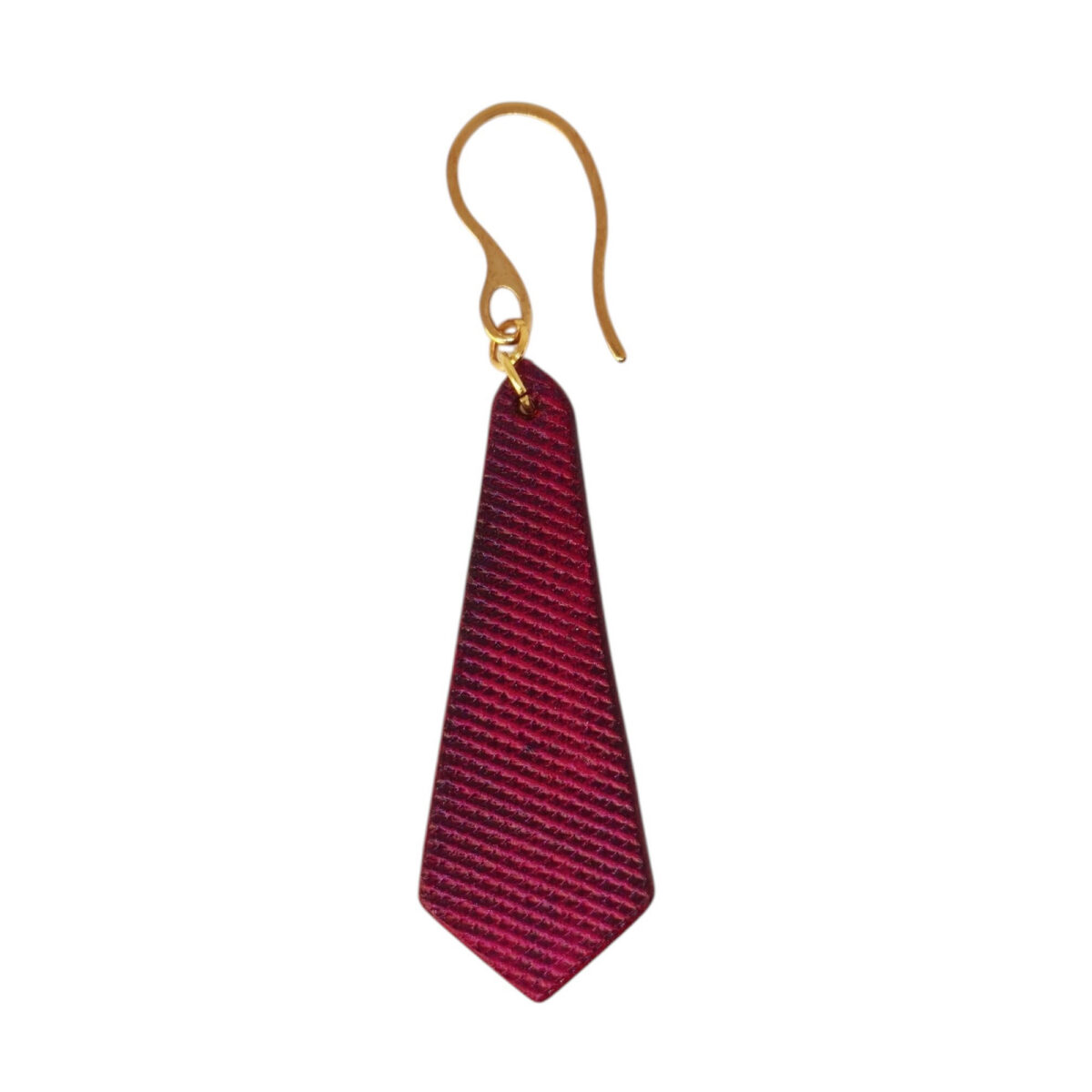 Boucle d'oreille cravate en cuir teinté fuschia, finition lime vieillie, vue de face, suspendue à une boucle dorée, fond blanc